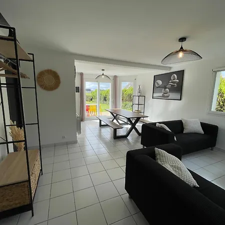 Holiday home Ty Plom Proche Du Centre Et Des Plages Plomeur